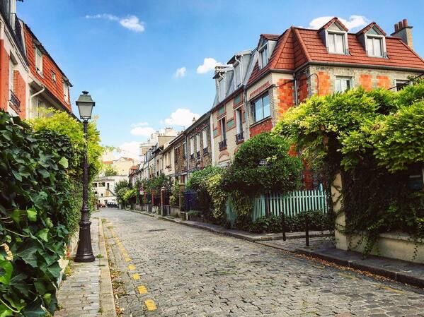 balade en couple quartier campagne