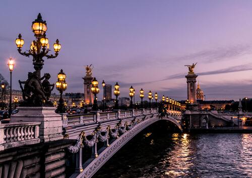 promenade romantique pont parisien